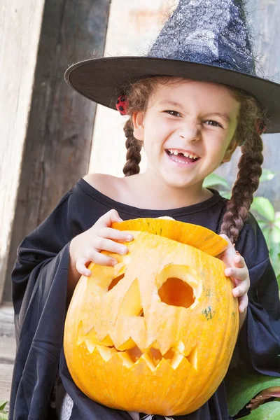 Malá čarodějnice s Halloween dýně — Stock fotografie
