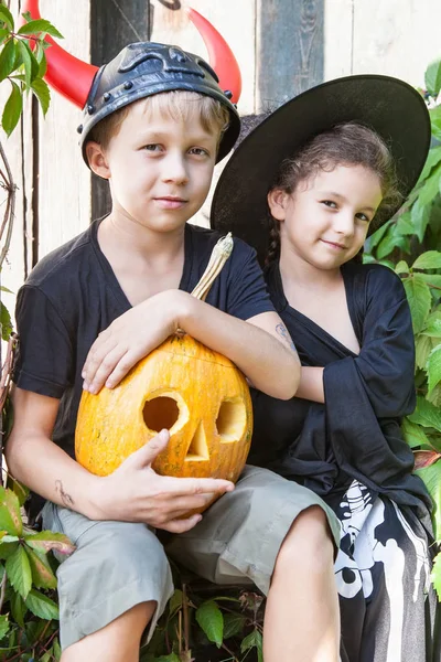 Crianças menino e menina com abóbora de Halloween — Fotografia de Stock