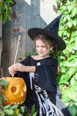 Cadılar Bayramı Balkabağı ile küçük cadı