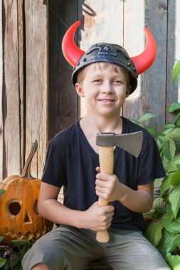Viking kask boynuzları olan çocukta