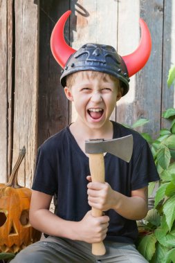 Viking kask boynuzları olan çocukta