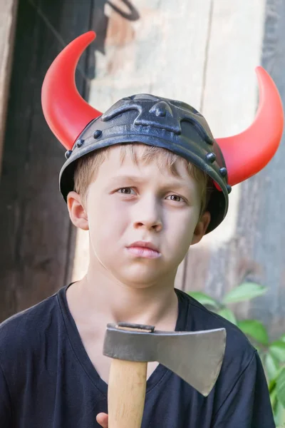 Niño en casco vikingo con cuernos — Foto de Stock