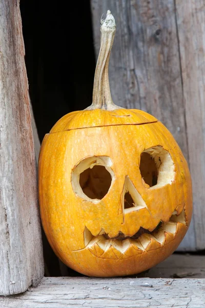 Halloween-Kürbis auf Holzgrund — Stockfoto