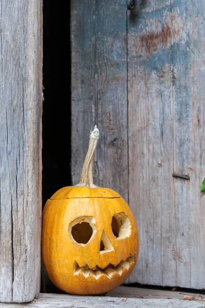 Halloween-Kürbis auf Holzgrund — Stockfoto