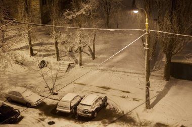 Kar yağışı gece şehir