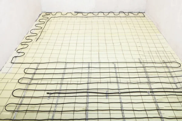 Instalación del sistema eléctrico de calefacción por suelo radiante — Foto de Stock