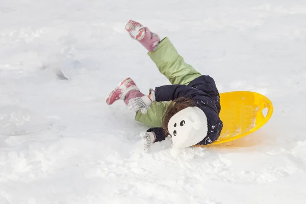 Mädchen rodeln im Winter Hügel hinunter — Stockfoto