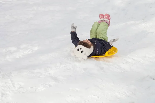 겨울 언덕 아래로 sledging 소녀 — 스톡 사진