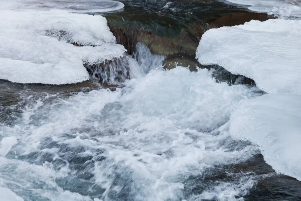 Flusso d'acqua nel fiume di montagna — Foto Stock