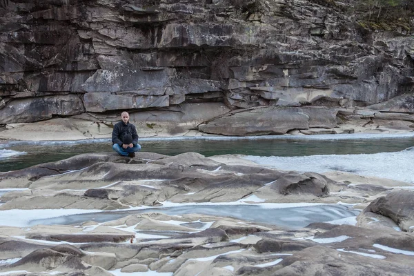 Kışın dağ nehri — Stok fotoğraf