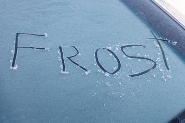 Word Frost'un arabanın ön cam üzerinde