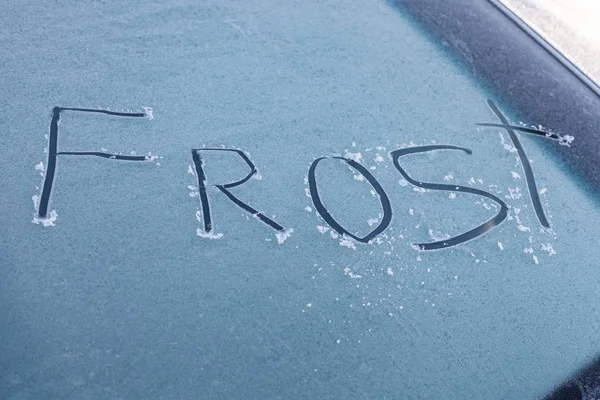 Ordet frost på vindrutan på bilen — Stockfoto