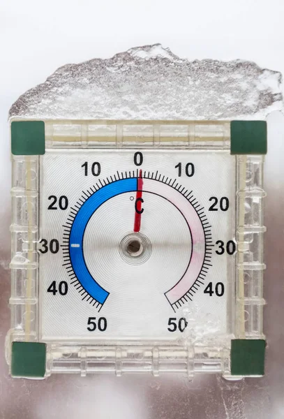 Thermometer outside window in winter — Stock Photo, Image