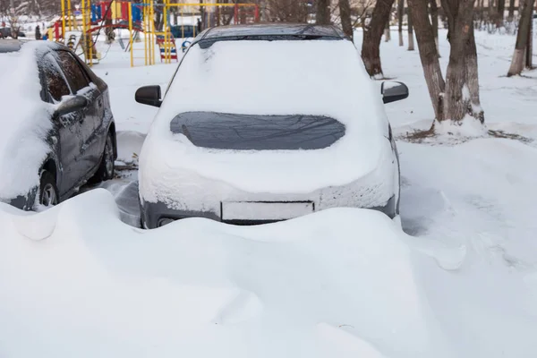 Carros cobertos de neve — Fotografia de Stock