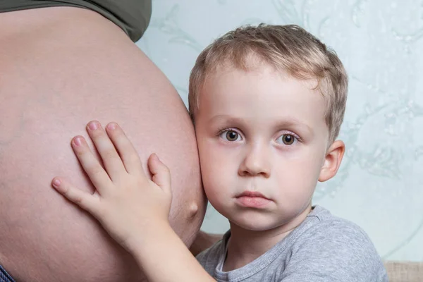 Chłopiec i jego matką w ciąży — Zdjęcie stockowe