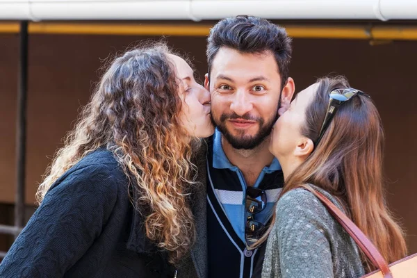 Dos mujeres besan al hombre al aire libre — Foto de Stock