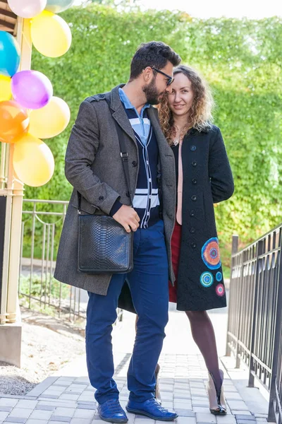 Retrato de pareja amorosa al aire libre — Foto de Stock