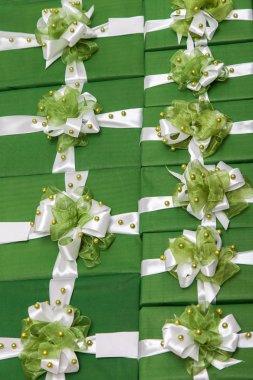 çok fazla yeşil hediye kutuları