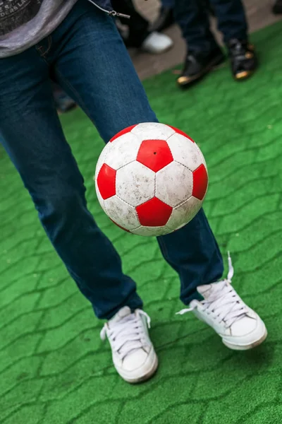 Cara malabarismos com uma bola de futebol — Fotografia de Stock