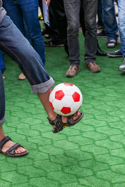 Cara malabarismos com uma bola de futebol — Fotografia de Stock
