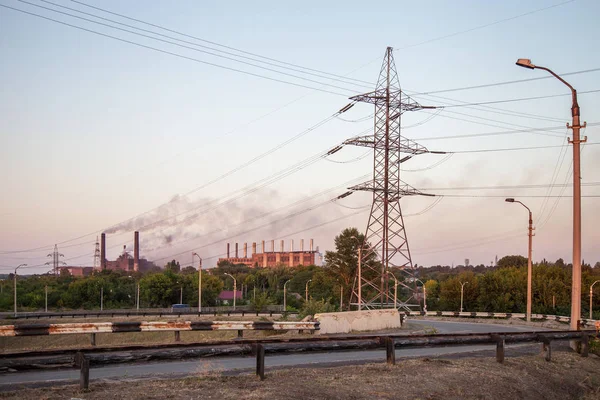 Paesaggio industriale con linee elettriche — Foto Stock