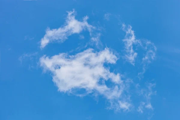 Nube blanca solitaria en el cielo azul —  Fotos de Stock