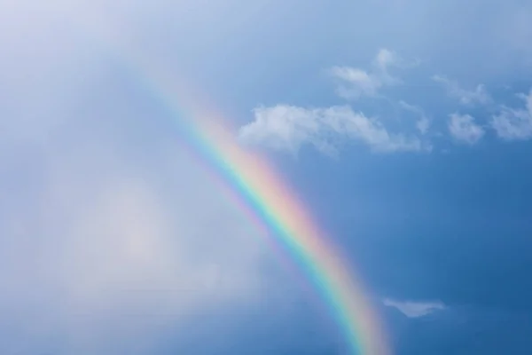 Regenbogen am blauen Himmel, Naturphänomen Stockfoto