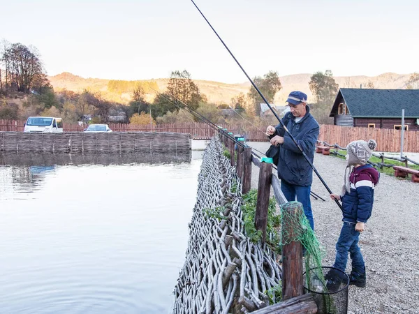 Padre e hijo en viaje de pesca —  Fotos de Stock