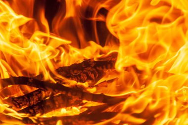 Şömine odun yanan ateş