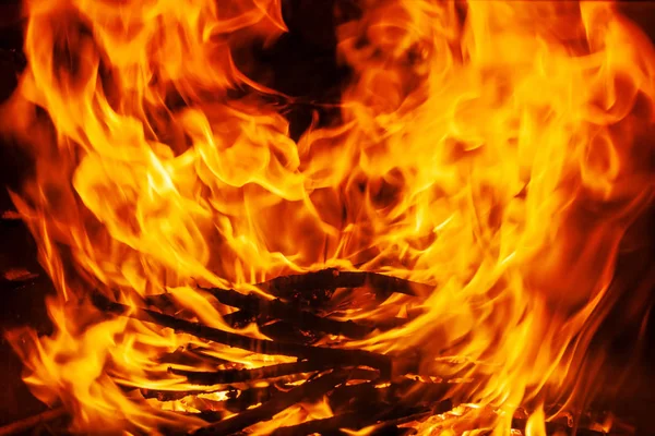Schuss brennendes Brennholz im Kamin lizenzfreie Stockfotos