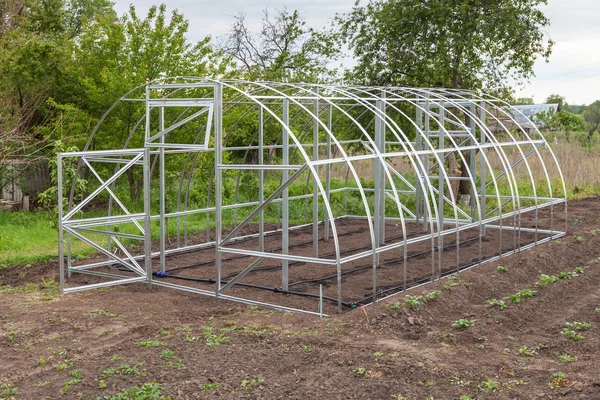 Frame of greenhouse is installed in garden — Stock Photo, Image