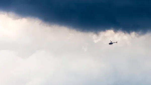 Hubschrauber am Himmel auf Sturmhintergrund — Stockfoto