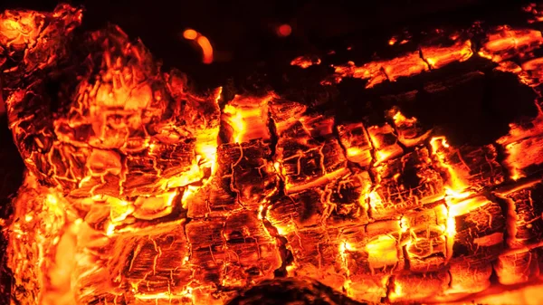 Knüppel im heißen Ofen verbrennen — Stockfoto