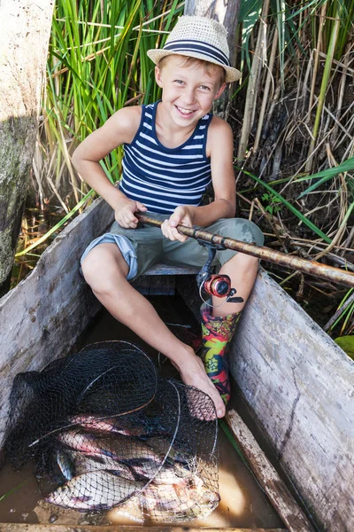 Jovem pescador com uma captura — Fotografia de Stock