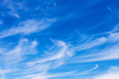 Beyaz bulutlu mavi gökyüzü