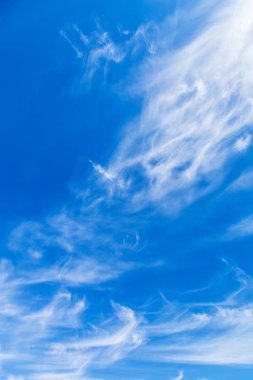 Beyaz bulutlu mavi gökyüzü