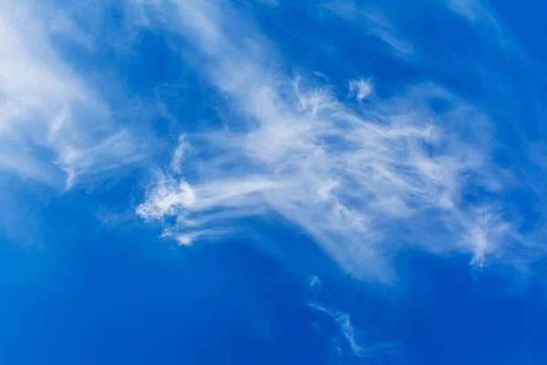 पांढरा ढग सह निळा आकाश — स्टॉक फोटो, इमेज