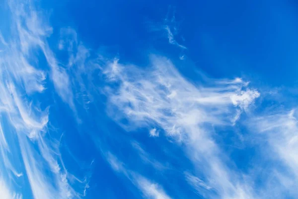 Céu azul com nuvens brancas — Fotografia de Stock