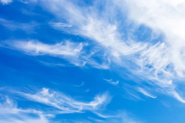 Céu azul com nuvens brancas — Fotografia de Stock