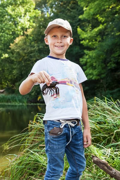 男孩拿着一只小龙虾 — 图库照片