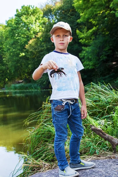 男孩拿着一只小龙虾 — 图库照片