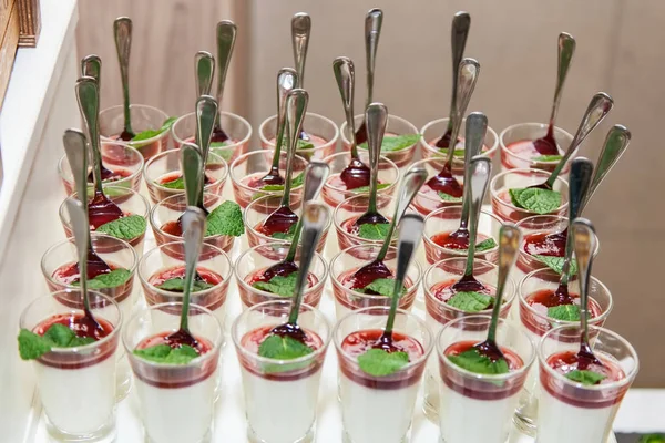 Heerlijke desserts in glazen — Stockfoto