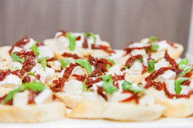 Peynir ve et ile kanepe