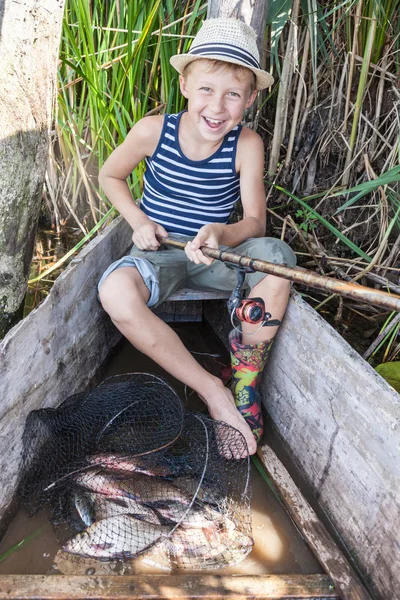 Jonge visser met een vangst — Stockfoto