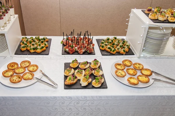 Feestelijke tafel met hapjes — Stockfoto