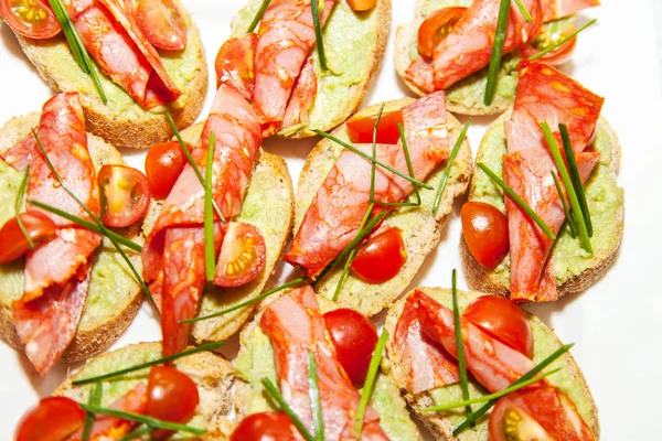 Smörgåsar med skinka och tomater — Stockfoto