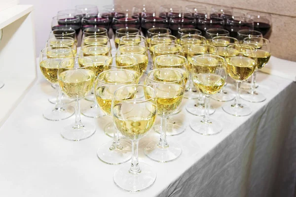Copas de vino con vino tinto y blanco — Foto de Stock