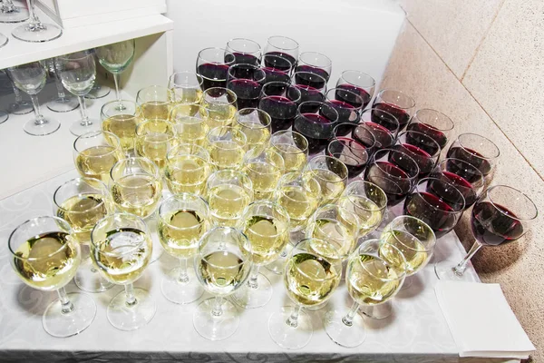 Copas de vino con vino tinto y blanco — Foto de Stock