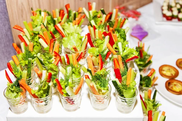 Ensalada de verduras en vidrio transparente — Foto de Stock
