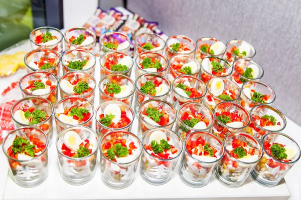 Ensalada de verduras en vidrio transparente — Foto de Stock